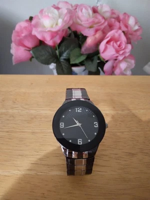 Reloj deportivo de cuarzo Accutime WMM4184: negro/plateado, esfera negra, con batería nueva Foto 1 de 4