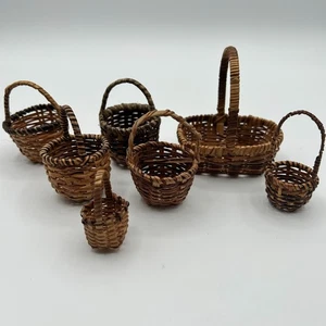 Vintage Miniatur Körbe 7er Set Handarbeit geflochten Korb Rattan Puppenhaus Deko - Bild 1 von 8