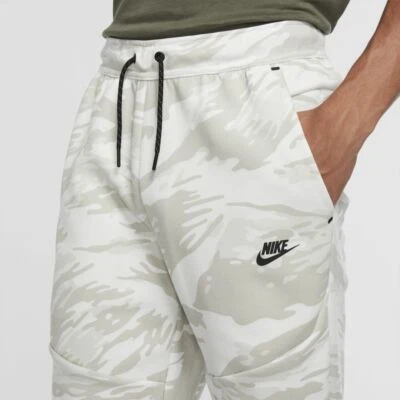 Pantalones de chándal Nike Tech polar Summit blancos camuflaje de nieve negros CU4497-121 para hombre Foto 1 de 4