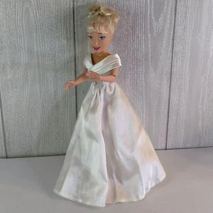 Disney Cenicienta Boda Real Compañeros de Juego Muñeca Novia 2005 Usada en Excelente Condición - Imagen 1 de 7