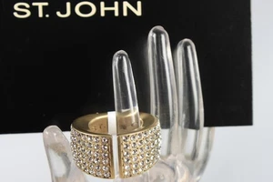 Anillo de cóctel dorado con banda dividida St John cristales de Swarovski transparentes nuevo con etiquetas precio de venta sugerido por el fabricante 7,0 $150 - Imagen 1 de 2