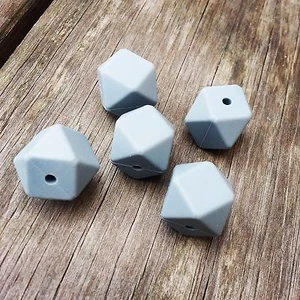 Juego de 25 cuentas sensoriales hexagonales de silicona para joyería - 17 mm gris - Imagen 1 de 1