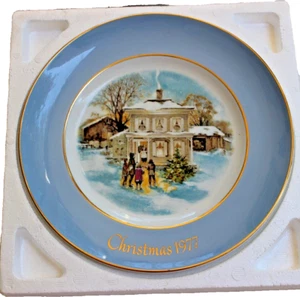 COLLECTIBLE AVON CHRISTMAS PLATE 1977 “CAROLLERS IN THE SNOW” 5TH ED. ORIG. BOX - Picture 1 of 4