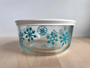 Pyrex Glas 1 Quart 4 Tassen Aufbewahrungsschüssel 7201 Urlaub Türkis Schneeflocken Weiß Deckel - Bild 1 von 8