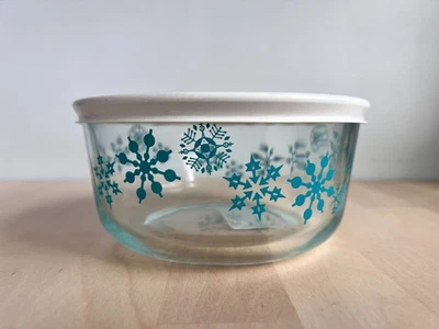 Pyrex Glass 1qt 4 cup Storage Bowl 7201 Holiday Turquoise Snowflakes White Lid - Image 1 of 4