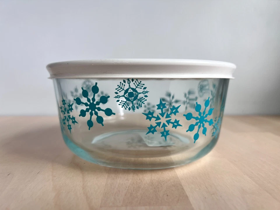 Pyrex Glass 1qt 4 cup Storage Bowl 7201 Holiday Turquoise Snowflakes White Lid - Image 1 of 4