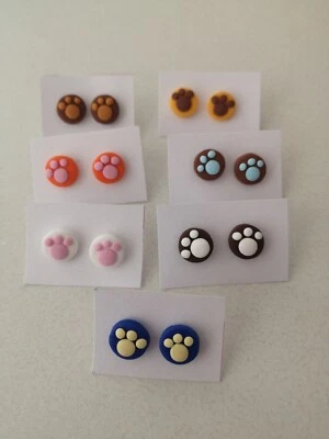 COPPIA ORECCHINI IN FIMO ZAMPA ORSETTO REALIZZATI A MANO VARI COLORI IDEA REGALO - Immagine 1 di 4