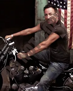 Foto 8x10 de Bruce Springsteen montando en su motocicleta con bandera de Estados Unidos - Imagen 1 de 1
