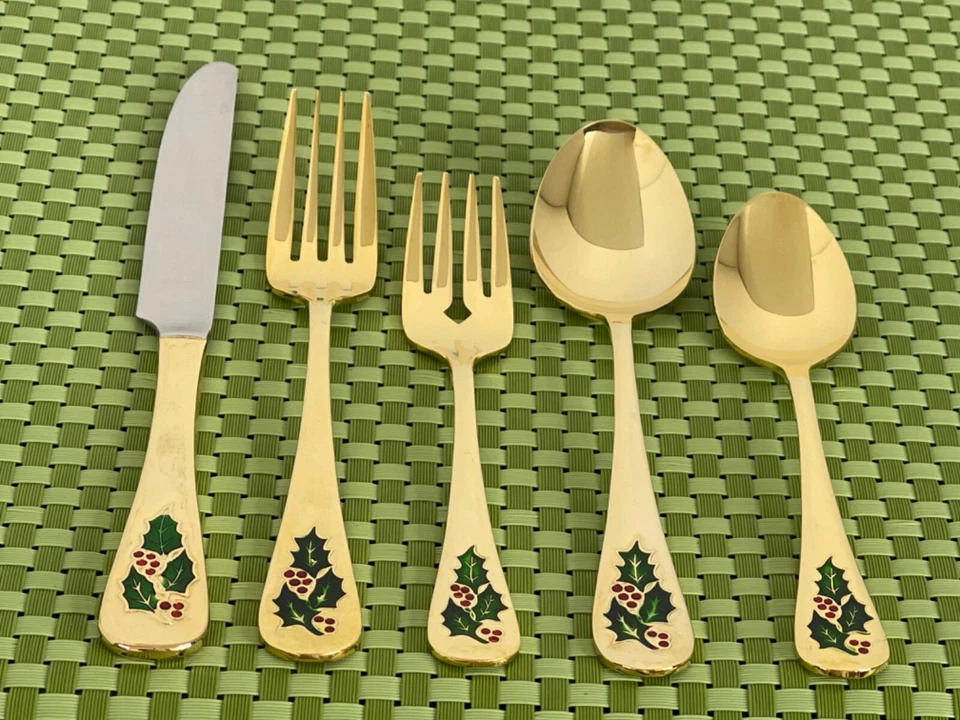 Classic Traditions HOLLYBERRY Gold Plate JCPenney Holly Choice Flatware E16VG - Image 1 of 1