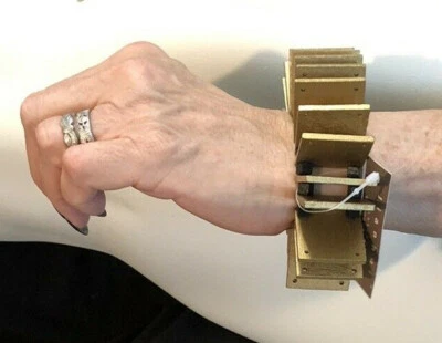 Brazalete Jianhui Londres Madera Reciclada Hecho a Mano Dorado Elástico Cuadrado Enorme Foto 1 de 4