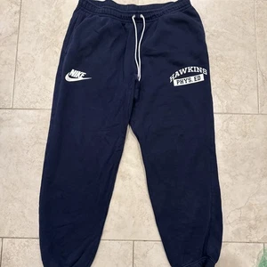 Nike x Stranger Things Herren Activewear Hose Small Blau Hawkins Phys Ed 2XL - Bild 1 von 5