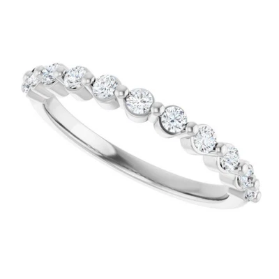 Elegante anillo de boda apilable de platino macizo con diamantes naturales para mujer Foto 1 de 4