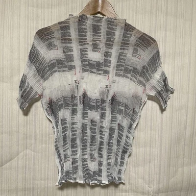 TOP DE MANGA CURTA ISSEY MIYAKE ETIQUETA BRANCA USADO COM PADRÃO PLISSADO ACEITÁVEL - Imagem 1 de 4