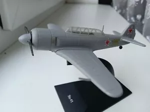 Modellino aereo da addestramento sovietico Yak-11 Yakovlev anno 1946 scala 1/80 con supporto - Foto 1 di 12