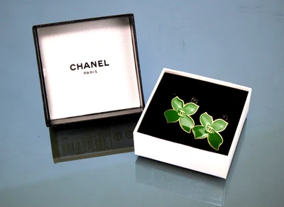 Pendientes con clip de flor verde marca de coco Chanel accesorios para mujer usados Francia Foto 1 de 4