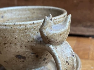 Taza y platillo de cerámica de estudio fino con pájaro estilizado estilo y época Ian Godfrey - Imagen 1 de 10