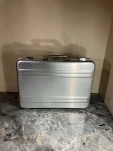 Vintage Zero Halliburton Aluminium Aktenkoffer Koffer Kombinationsschloss Silber 18”x13”x3,5” - Bild 1 von 13