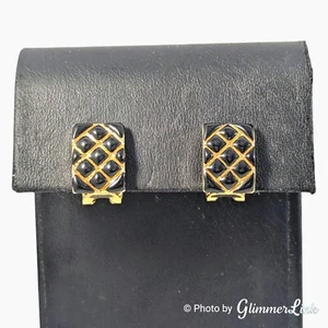Orecchini Vintage Liz Claiborne Rettangolari Trapuntati Smalto Nero Tono Oro Clip On - Foto 1 di 7