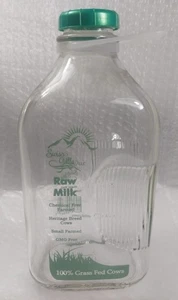 BOTELLA JARRA DE LECHE DE VIDRIO DE MEDIO GALÓN DE COLECCIÓN - LECHE CRUDA SWISS VILLA LLC. - Imagen 1 de 2