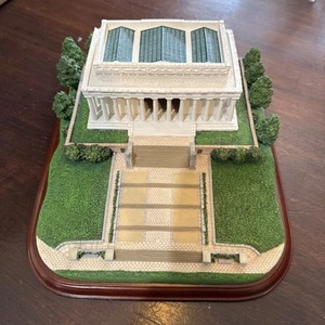 The Lincoln Memorial Deluxe Sculpture Danbury Mint, Detailed w/ Wood Base - Picture 1 of 5