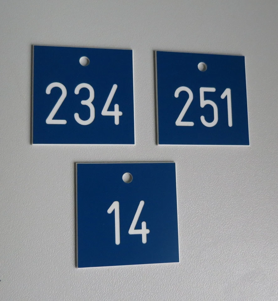 PVC Schilder Zahlenschilder Ziffernschilder 40mm x 40mm - blau / weiß, Gravur