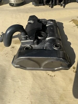 Крышка клапана двигателя 2015-2024 OEM Yamaha Fz07/Mt07/XSR700/R7/Tenere700 с оборудованием - Изображение 1 из 3