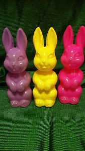VNTG CONIGLIETTO PASQUALE SOFFIA STAMPO PORTA CARAMELLE GIALLO/VIOLA/ROSA - Foto 1 di 3