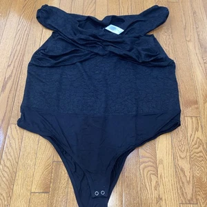 Traje Body Torrid Negro Talla 4X Hombro Descubierto Nuevo con Etiquetas - Imagen 1 de 5