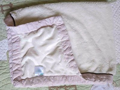 Manta para bebé niña Lambs & Ivy blanca esponjosa con tubo satinado marrón borde remolino Foto 1 de 3