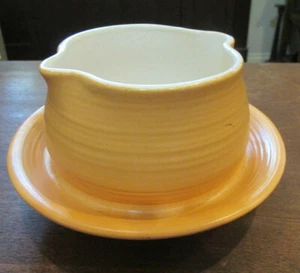 FRANCISCAN POTTERY GRAVY BOAT STONEWARE BOWL ATTACHED PLATE LIGHT ORANGE & WHITE - Bild 1 von 5