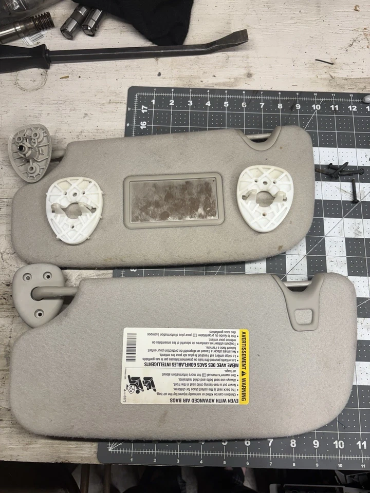 Juego de 2 parasoles Chevy/GMC Trailblazer/Envoy 2008-2009 con soportes y pernos Foto 1 de 1