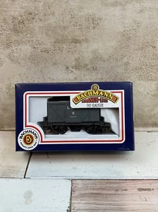 BACHMANN, OO GAUGE, 33-625, 12 TON PLANKED VENTED VAN B.R. (L.M.S) GREY - Foto 1 di 3