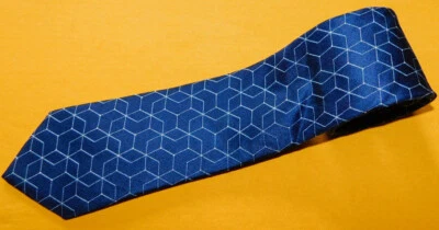 CORBATA DELGADA CON MOTIVO PENTÁGONO AZUL/BLANCO CALVIN KLEIN - CORBATAS PARA EL CUELLO - CORBATAS DE DISEÑO. Foto 1 de 3