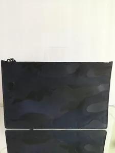 NEU VALENTINO Unisex Camouflage blau & schwarz, Leder & Canvas Reißverschlussbeutel - $ 895,00 - Bild 1 von 12