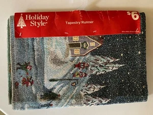 NEU! Holiday Style Wandteppich Läufer Weihnachtsszene 13”x 68” - Bild 1 von 5
