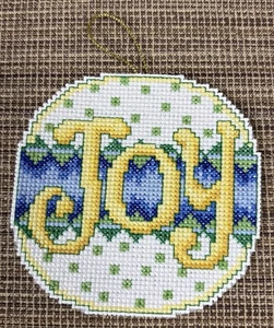 Handgefertigter fertiger Kreuzstich JOY Weihnachtsschmuck NEU 4" x 4" - Bild 1 von 3