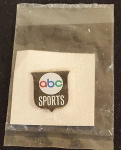 Pin de empleado deportivo ABC genuino como nuevo en paquete sellado. (Cajón #1) - Imagen 1 de 7