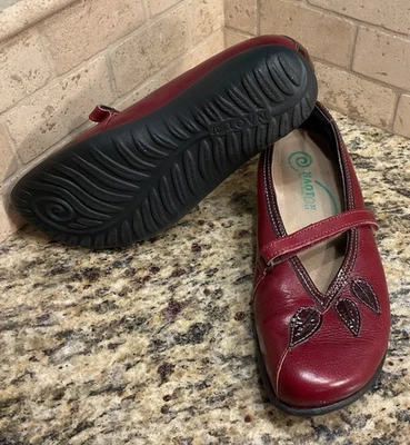 NAOT Nau Mai Borgoña Cuero Mary Jane Zapatos Mujer EUR 37 Floral Hoja Planos Foto 1 de 4