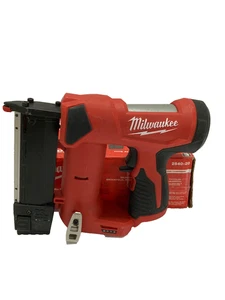 Clavadora de pasadores Milwaukee M12 calibre 23 (solo herramienta) 2540-20 para piezas - Imagen 1 de 8