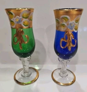 Set 2 bicchieri cordiali dipinti a mano bordati dorati vintage 1 blu e 1 verde - Foto 1 di 9