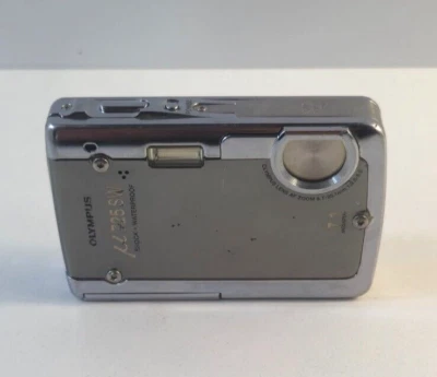 Olympus µ725 SW 7.1MP Underwater Digital Camera *parts Only* Battery And Charger - image 1 of 4