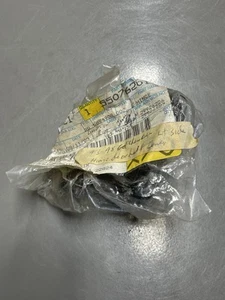 Bisagra de puerta inferior delantera izquierda lado conductor MOPAR genuina NOS negra - Imagen 1 de 7