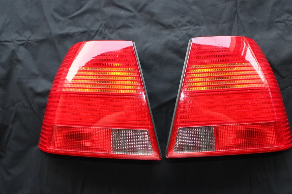 Juego de montaje de luces traseras Hella MK4 1999-2003 VW JETTA Foto 1 de 4