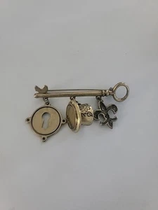 Disney Anstecknadel/Brosche/Blenkende Charms/LESEN  - Bild 1 von 10