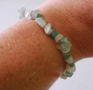 AVENTURINE AND NEW JADE CRYSTAL HEALING CHIP BEAD BRACELET, LUCK & FRIENDSHIP - Picture 1 of 3