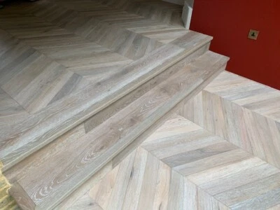 Muestra de suelo de parquet Chevron SR1805 color gris roble Foto 1 de 2