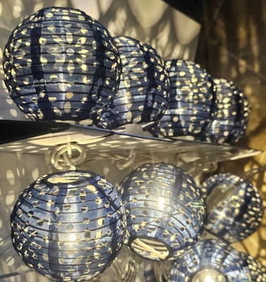 Juego de 2 luces de cadena de globos de linterna de papel con patrón azul Foto 1 de 4