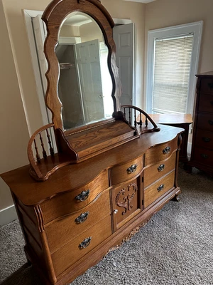 Lexington Victorian Sampler Complete Queen Bedroom Furniture Set - Image 1 of 4