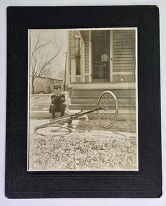 Antiguo gabinete abordado foto niño bicicleta exterior mamá en puerta único  - Imagen 1 de 3
