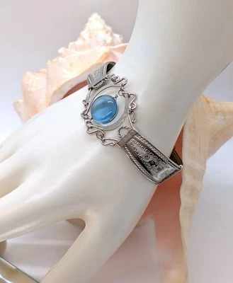 Pulsera de metal de lujo desconocido tono plata con diseños redondos de sol de piedra azul y más Foto 1 de 4